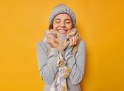 Широкий шарф підходить краще