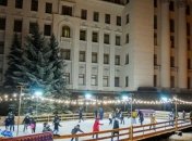 Возле Офиса президента открыли бесплатный каток (Фото, Видео)