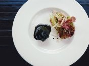 Японский шеф-повар Тошио Танабе кормит людей землей