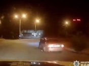 Водитель протащил по дороге полицейского на двери своего автомобиля (Видео)