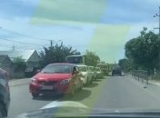 Водители "поджариваются", но упорно движутся к цели: на пути из Черноморска в Одессу - гигантская пробка (видео)