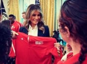 Мелания Трамп пришла на официальную встречу в черном брючном костюме