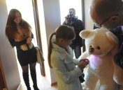 Яценюк вручил ключи от квартир пострадавшим от взрыва в Николаеве