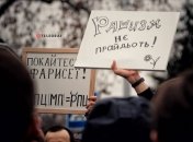 Ближче до вечора протестувати проти УПЦ МП в Лаврі прийшли активісти з плакатами