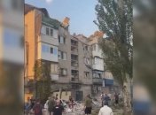 Оккупанты нанесли удар по многоэтажке в Покровске: среди жертв гражданские и спасатели (обновлено)