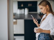 Дівчина з телефоном