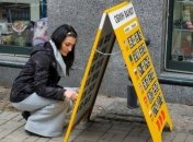 У понеділок гривня впала ще на 23 копійки