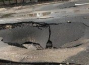 В центре Киева среди дороги провалился асфальт после дождя