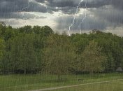 Дожди не отступают: в Украине прогнозируют грозы и шквальный ветер, на западе - сильные ливни