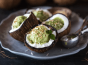 Зеленое мороженое из авокадо и кокосового молока