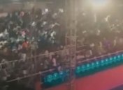 На спортивном турнире в Индии обрушилась трибуна со зрителями: момент попал на видео