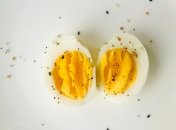 Щоб жовток не кришився потрібна крижана вода