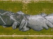 На Марсовом поле возле Эйфелевой башни в Париже разрисовали поле (Видео)