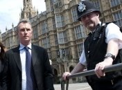 Британский политик, обвиняемый в гей-изнасиловании, не уйдет в отставку