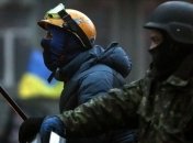 Митингующие в центре Киева несут дозор у баррикад