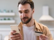 Мужчина с банковской картой