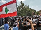 После разрушительного взрыва в Бейруте начались антиправительственные протесты