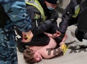 Носился по залу с ножом и бил витрины: в Харькове парень устроил ночной погром в "АТБ" (фото, видео)