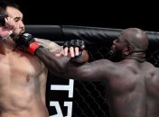 Боец-тяжеловес нокаутировал соперника за секунду до конца раунда (видео)