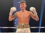 Боксер в титульном бою градом ударов нокаутировал соперника (видео)