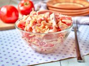 Салат з сиром, ковбасками та помідорами