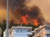 Отдых окончен: в Турции масштабные лесные пожары добрались до прибережных отелей (фото, видео)