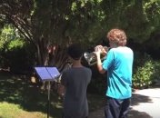 Подростки сыграли главную тему "Звездных войн" у крыльца композитора (Видео)