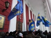 "Беркут" оттеснил свободовцев от одесской мэрии: есть пострадавшие