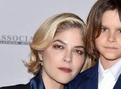 Американская актриса, страдающая рассеянным склерозом, побрила голову вместе со своим сыном