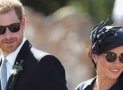 Меган Маркл покрасовалась в стильном наряде на свадьбе друга принца Гарри 