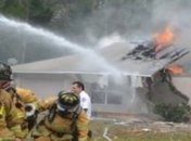 На крышу жилого дома упал самолет