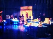 Охочих відчути смерть кладуть на спеціальні ліжка