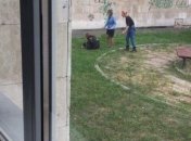 В Киеве возле корпуса КПИ парень перерезал себе горло