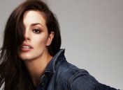 Модель plus-size не стыдится сниматься обнаженной