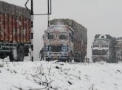 Снегопады и лавины парализовали движение на дорогах в Индии: туристы оказались в "ловушке" (видео)