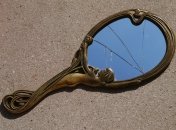 С зеркалом в доме нужно быть осторожнее