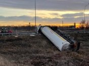 Цистерна "лежит" на боку с раннего утра