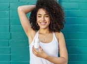 Плями від дезодорантів легко нейтралізувати за допомогою деяких лайфхаків  (зображення створено за допомогою ШІ)