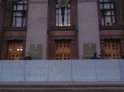 Возле стен Киевсовета "вырос" забор, а здание охраняет "Беркут"