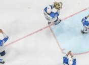 Журналист съел газету, в которой критиковал сборную Финляндии по хоккею (Видео)