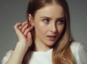 Обнаженная грудь и темная помада: звезда сериала "Крепостная" предстала в откровенном наряде 