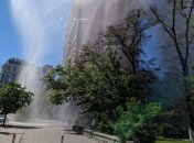 В Киеве прорвало водопровод, струя воды поднялась на десятки метров