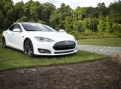 Водитель авто Tesla, заявил что автопилот помешал ему избежать ДТП