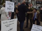 Под судом в Гааге протестуют родственники погибших в катастрофе МН17