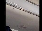 Сиденье сломано, а в потолке дырка: в сети показали, как выглядит интерьер самолета рейса Одесса-Киев (видео)