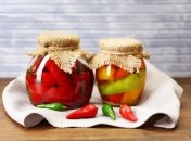 Маринованный острый перец приятно удивит ваших гостей