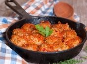 У цьому рецепті смачно поєднуються овочі, рис та риба