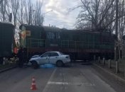 И еще одно ДТП в Запорожье: водитель легковушки въехал в поезд (Фото)