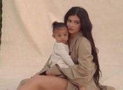 21-летняя Кайли Дженнер показала трогательные фото с годовалой дочкой в День матери