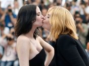 Ева Грин и Эмманюэль Сенье шокировали страстным поцелуем в Каннах‍ 